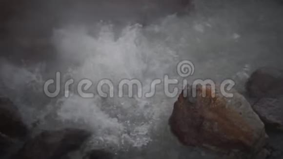 慢动作的矿泉水喷泉视频的预览图