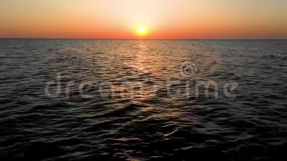 海上日出清晨空中观景台黑海日落橙色的天空和低潮大海在日落的光线中波浪太阳落山视频的预览图