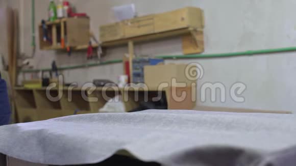 一家家具厂的年轻人把棉花放在沙发的一部分视频的预览图