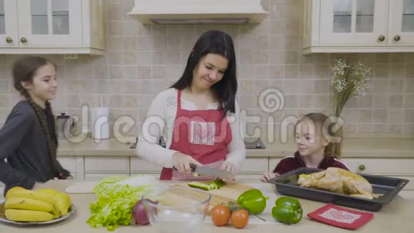 小女儿在妈妈做沙拉的时候吃黄瓜视频的预览图