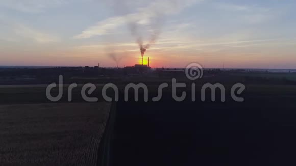 环境污染日落时大红大白管的工业区鸟瞰图视频的预览图