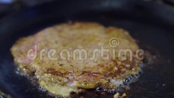 牛肉片用油煎视频的预览图