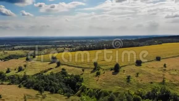 村庄和小房子的超移空中有移动的云视频的预览图