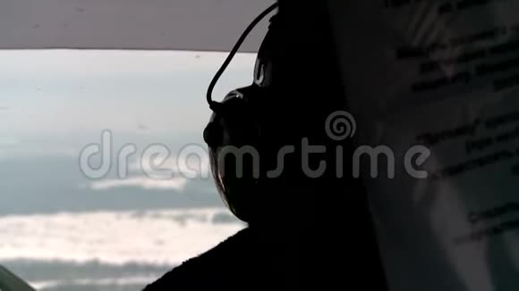 冬季驾驶舱内直升机飞行员的工作视频的预览图