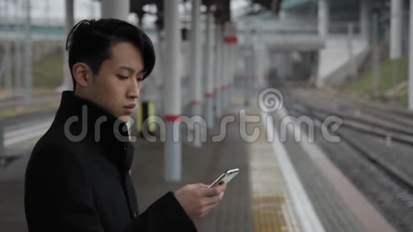 在瑞威车站外面打字的韩国商人肖像视频的预览图