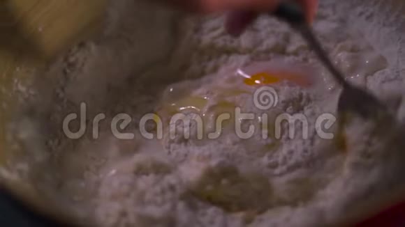 手用勺子搅动面粉鸡蛋和牛奶视频的预览图