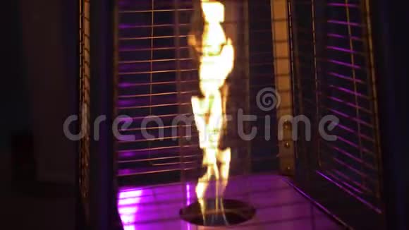 街上的暖气在后面的玻璃管里着火视频的预览图