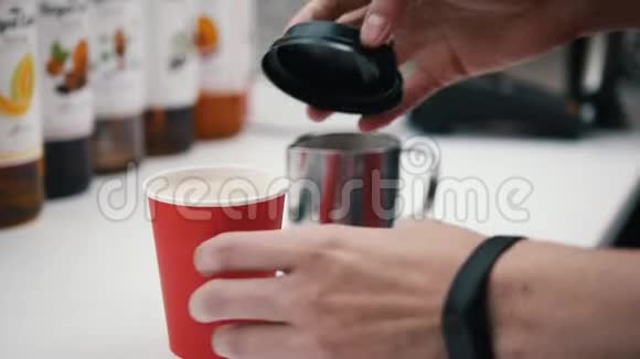 咖啡师用顶帽关上纸杯视频的预览图