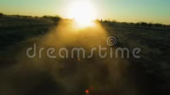 一辆车在尘土飞扬的泥土上行驶视频的预览图