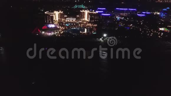 美丽的酒店晚上有灯光录像晚上可俯瞰海边豪华酒店鸟瞰视频的预览图
