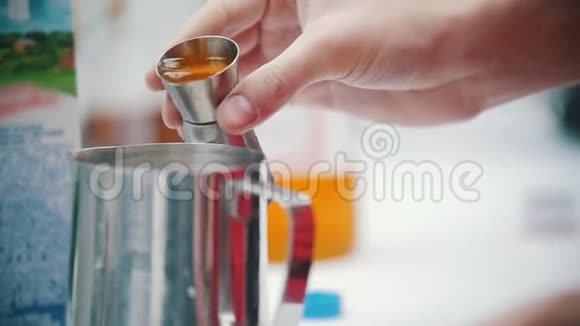 咖啡师用水罐倒出糖浆侧视关门视频的预览图