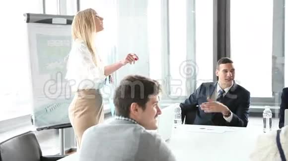 商务人士坐在餐桌旁而女性同事则在做演讲视频的预览图
