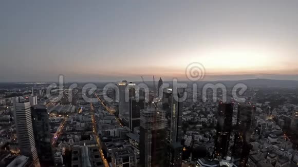 在炎热的夏季日落时法兰克福主天线和摩天大楼建筑工地的空中时间间隔视频的预览图