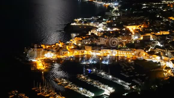 夜晚月光下意大利小镇CastellammaredelGolfo全景视频的预览图