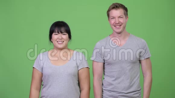 年轻幸福的多民族夫妻在一起视频的预览图