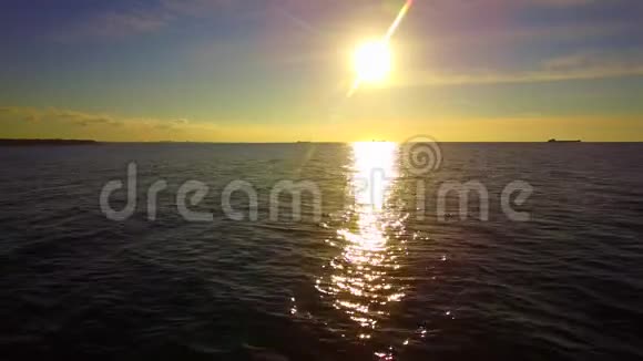 空气视图美丽的日落越过海水视频的预览图
