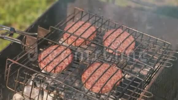 烤架上的牛肉片特写男人手把面包放在烤架上视频的预览图