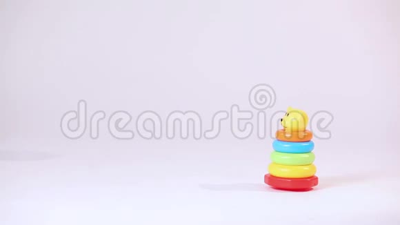 婴儿爬到金字塔玩具视频的预览图
