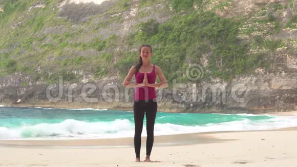 女人双手在海滩上的纳马斯特泥地冥想视频的预览图