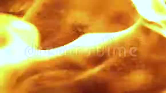 燃烧的石油黑暗背景中的火焰视频的预览图