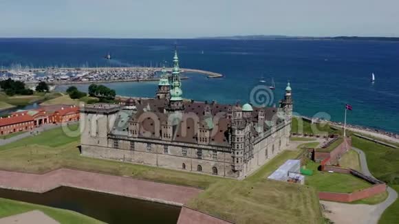 丹麦克朗堡古堡的鸟瞰图视频的预览图
