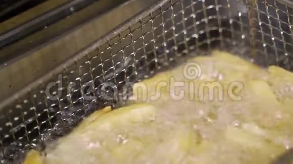 薯条法式炸薯条煮沸油视频的预览图