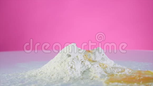 鸡蛋洒在面粉上视频的预览图