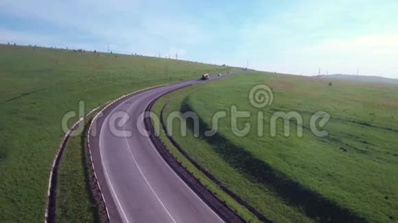 空中飞越公路穿过山丘低空飞行4K视频的预览图