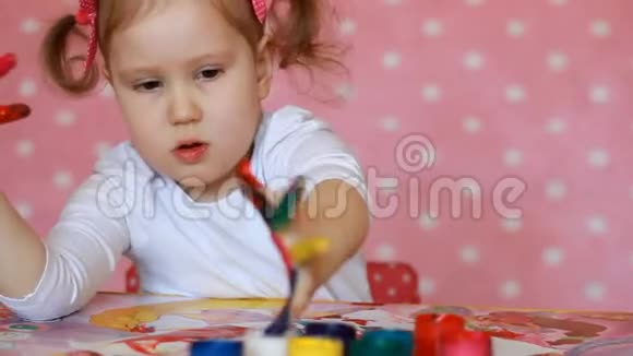 有趣的女孩子画手指画图画婴儿艺术家视频的预览图