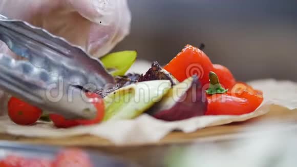 未知厨师把樱桃番茄加入到煮熟的蔬菜中在厨师的手中视频的预览图
