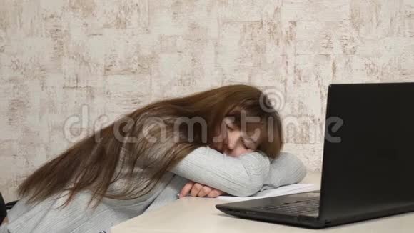女商人在工作时身体虚弱在电脑前睡着了一个疲惫的上班族在办公桌前睡觉视频的预览图