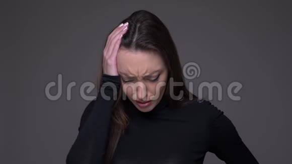 成年白种人女性头痛的特写镜头背景与灰色隔离视频的预览图