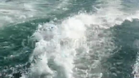 乘船航行海洋水域视频的预览图