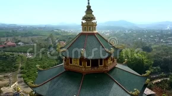 庙上层绿色屋顶顶着河视频的预览图
