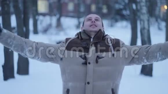 快乐的人落在雪地里视频的预览图