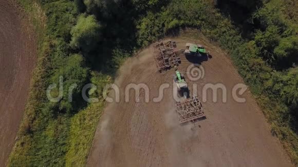 拖拉机耕地无人机射击视频的预览图