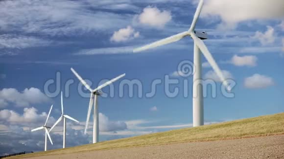 风力涡轮机在深蓝色的天空上视频的预览图