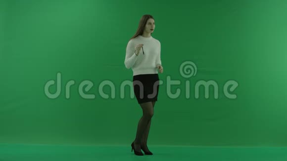 女孩站在半个转弯处看着右边转动手中的把手想着绿色的东西视频的预览图
