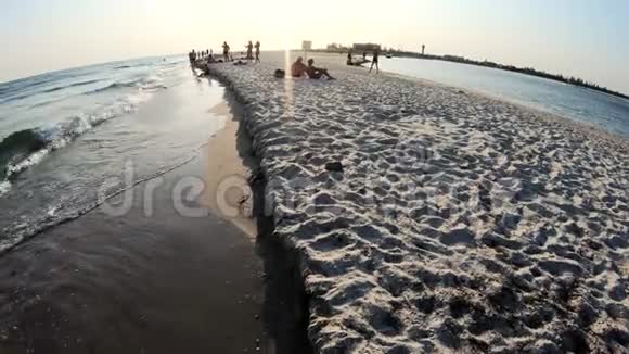 海浪在沙滩上翻滚视频的预览图