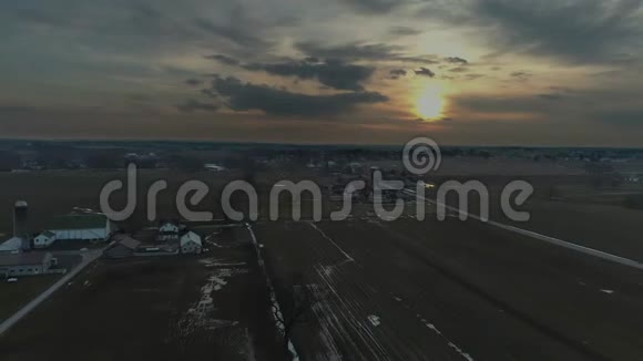 亚米什农场的土地在日落的暴风雨冬季被一个医生看到视频的预览图