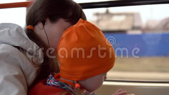 年轻的女人和小女孩一起坐电车视频的预览图