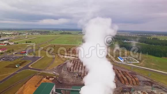 烟雾或蒸汽散落成美丽的蓝天木工加工厂仓库工厂污染城市烧毁原木视频的预览图