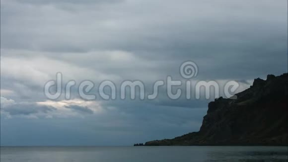 一种时间推移的云层飞越海平面和海岸岩石视频的预览图