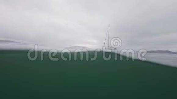 水下观景游艇白帆在海上航行潜水时射击视频的预览图