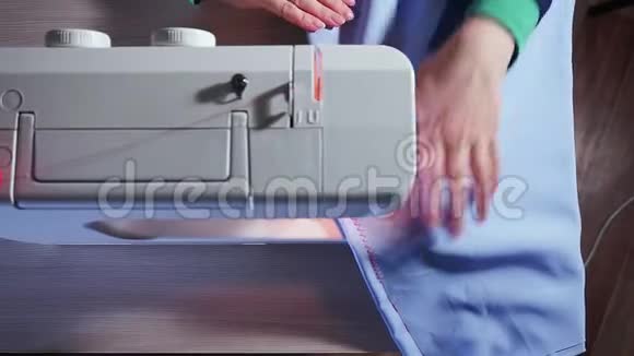 缝纫机的俯视图裁缝在工作在布料上做一条缝视频的预览图
