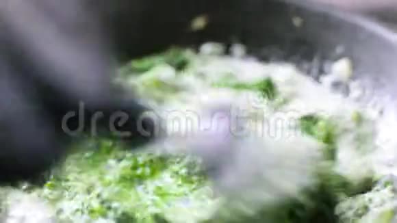 煎锅中加入洋葱炒菠菜视频的预览图