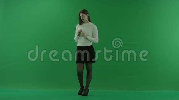 女孩站在半个转弯处看着左边转动手中的把手想着绿色的东西视频的预览图