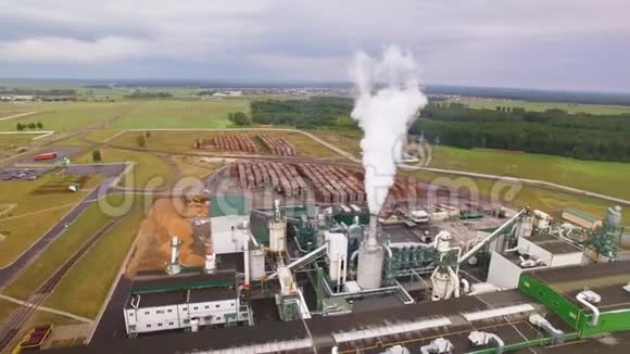 烟雾或蒸汽散射从烟囱管子管道中出来木工加工厂的仓储仓库工厂污染了视频的预览图