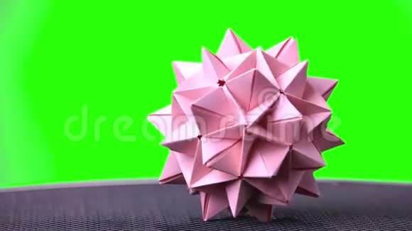 粉色折纸尖球视频的预览图