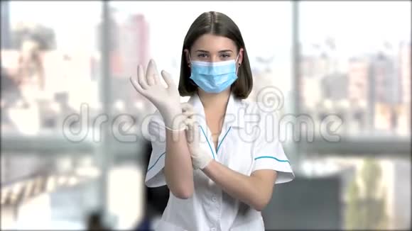 女医疗专家戴上手套视频的预览图